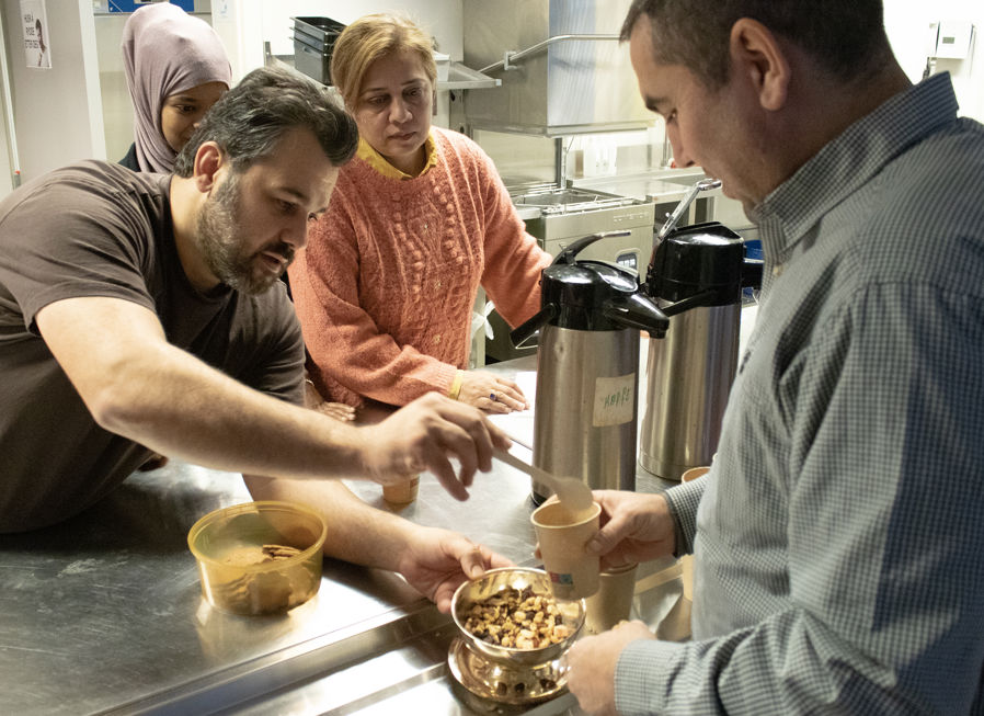 Deltakerrådet serverer gløgg og pepperkaker