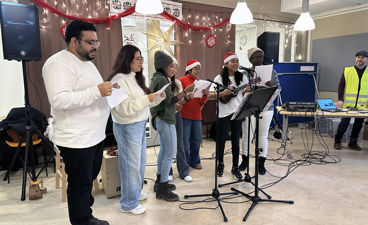 Foto: Håkon Høye Deltakere sang julesanger
