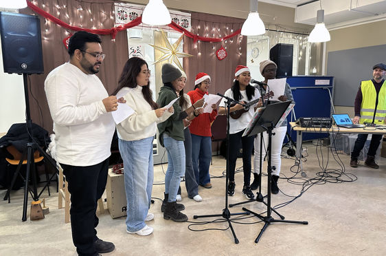 Foto: Håkon Høye Deltakere sang julesanger